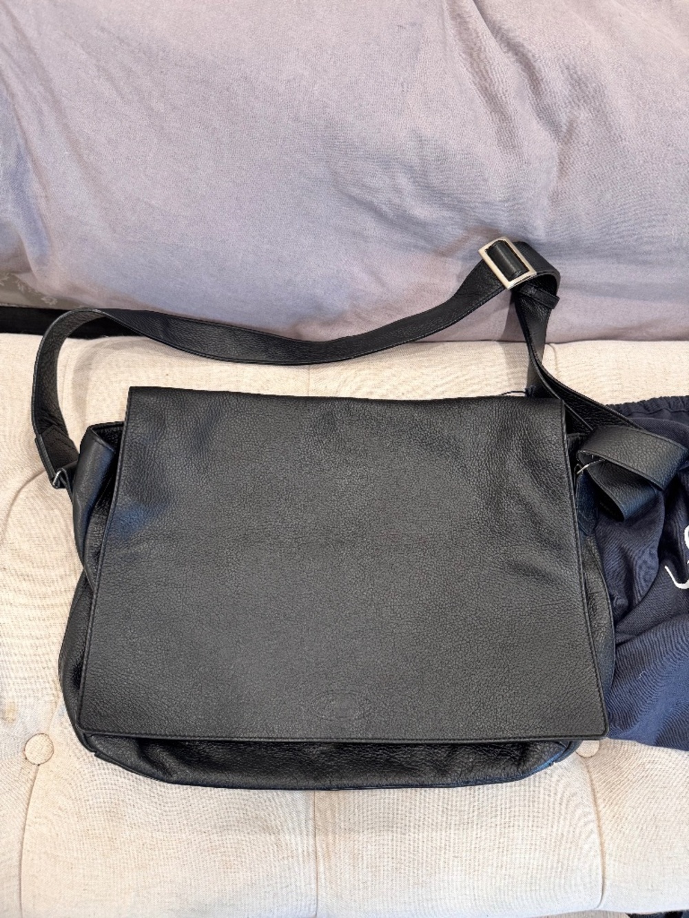 Facconable leather messenger bag